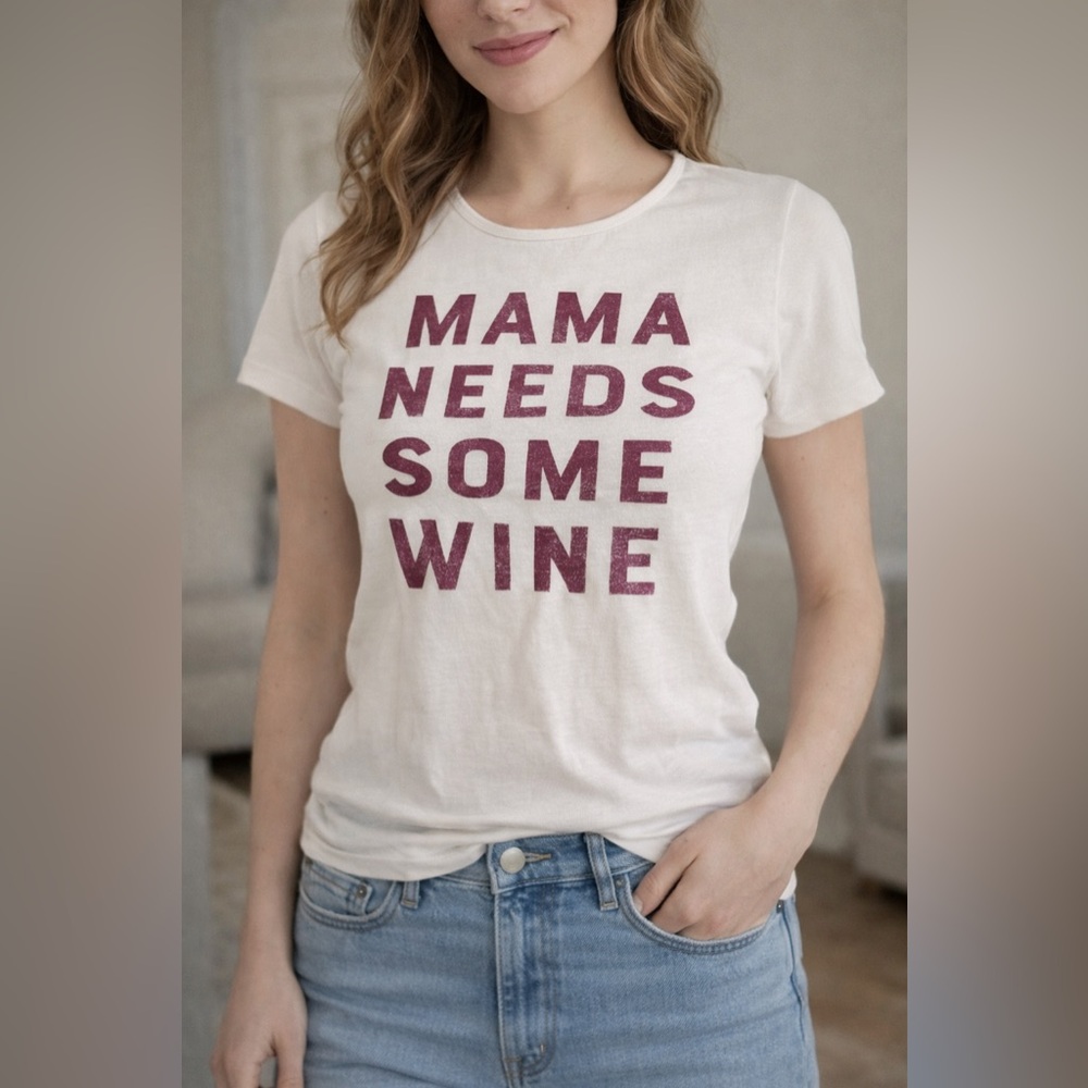 Cream T-Shirt with mama needs wine Red Text size XS Momcore wine mom weekend